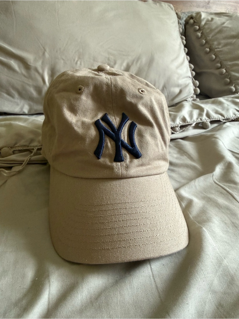 New York Yankees Beige Baseball Cap with Navy Logo - Men Accessories
